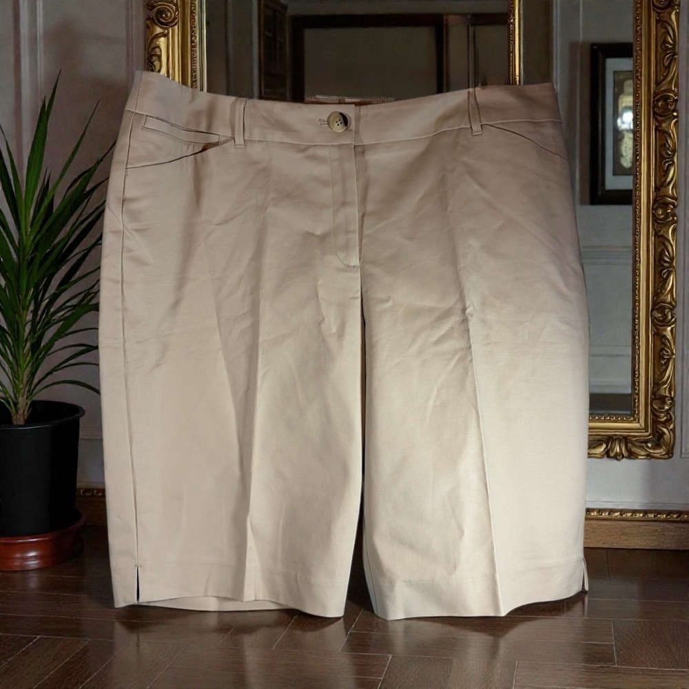 Chicos Shorts Size 3 Beige Pockets Flat Front Bermuda Cotton Blend - Picture 1 of 10